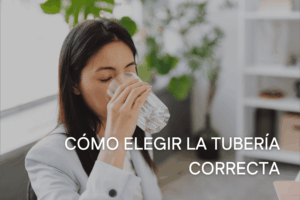 Mujer bebiendo agua purificada